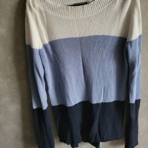 Randig tröja från Fransa - Säljer en snygg randig tröja från Fransa i storlek S. Tröjan har breda ränder i vitt, ljusblått och mörkblått. Den är långärmad och har en ribbad halsringning. Perfekt för en stilren look!