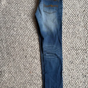 Nudie Jeans (Slim Jim) Blå - Snygga blåa jeans med en tvätt design. W30 L32
