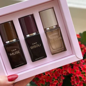 Parfymset från CAIA 3x 15 mö - Upptäck ett elegant parfymset från CAIA med tre olika dofter: Muse (oanvänd), Bisou (oanvänd) och Le Soir (använd). Förpackningen är lyxig och kompakt, vilket gör den idealisk som present! köptes för 500kr
