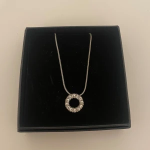 Silver halsband  - Jättefint silverhalsband med en glittrig cirkelberlock!