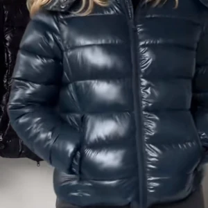 Svart pufferjacka med dragkedja - Snyggg jacka från lager 157 funkar för höst vinter o våren