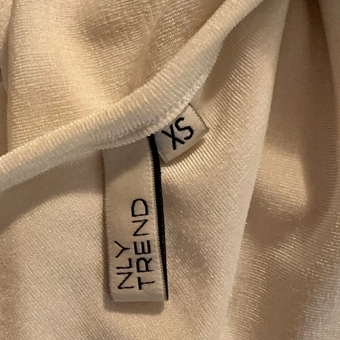 Vit volangtopp från Nelly - 92