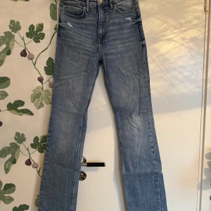 Blå jeans från Bershka - Snygga blå jeans från Bershka i straight slim modell. De har en klassisk femficksdesign och är tillverkade i denim. Perfekta för en avslappnad stil.