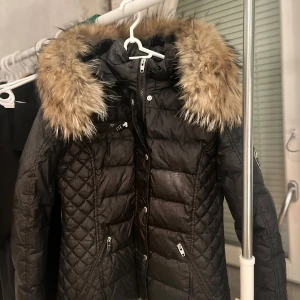 Rockandblue Vinterjacka - Säljer min nästan nya Rock and Blue-jacka i storlek 40 med äkta päls! Den är i toppskick och har knappt använts. Perfekt för både vardag och fest, och ger en snygg stil oavsett tillfälle. Färgen är tidlös och passar till det mesta. Pris kan diskuteras, så tveka inte att höra av dig för mer info eller bilder!