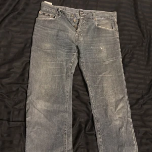 Jeans Hugo boss - Hugo boss jeans i storleken 34/32 och sitter perfekt på/  Bara höra av sig om man vill veta mera.