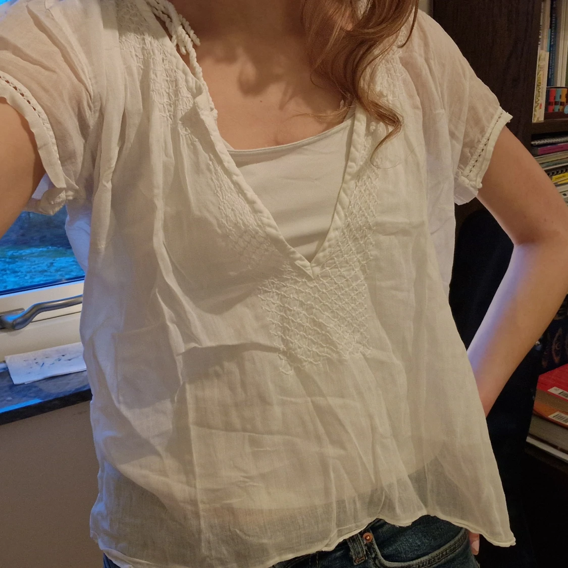 Vit blus med detaljer - 90