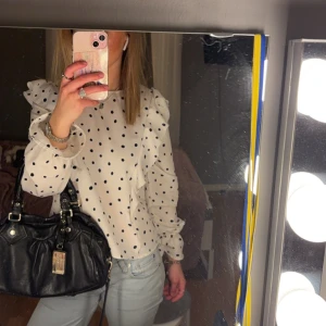 Prickig blus  - En jättefin prickig blus från Kappahl, i nytt skick och knappt använd 