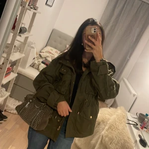 Cargo jacka - Säljer min snygga cargojacka från hm I storlek 34, knappt använd. 