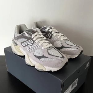 Helt nya New Balance 9060 - New Balance 9060 ”Rain Cloud/Castlerock” i strl 39.5. Helt nya och oanvända! Nypris 2200kr
