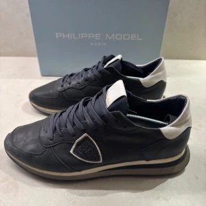 Philippe model trainers - Philippe model till salu! | skick: 8,5/10 lite smutsiga | Storlek: 44 passar fler! | Pris: 1699:- ( förhandlingsbart vid snabb affär!) Retail: 3000:- | Medföljer: Box & Philippe model kort | för fler frågor eller funderingar skicka pm! Med vänlig hälsning, Näsets Resell