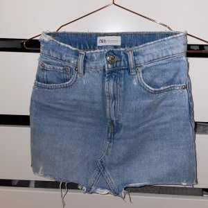 Zara jeanskjol - Jeanskjol från zara i storlek XS