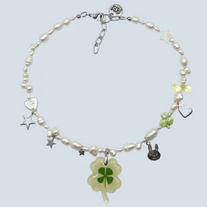 pärlhalsband med fyrklöver 🍀  - sötaste pärlhalsbandet med klöverhänge!! sötvattenspärlor, charms & hardware i rostfritt stål 🍀 36.5-41cm (säg till om du vill justera längden) frakt via plick eller 18kr frimärke (-2024) följ gärna min instagram under samma namn! 💕 