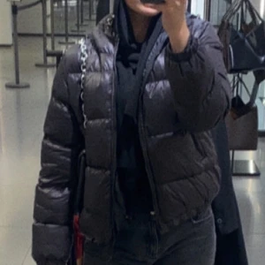 Svart pufferjacka - Snygg svart pufferjacka med dragkedja och långärmad design. Helt ny köptes för en vecka. Men jag fick en ny jacka därför säljer hag den.