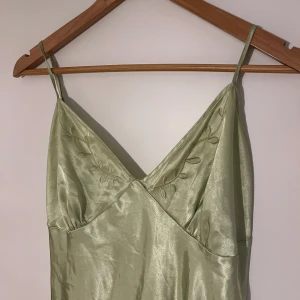 Slipdress - Suuuuuperfin klänning som tyvärr var för stor på mig. Jättesvårt att fånga färgen, lite varmare grön egentligen. Ingen storlek i men skulle säga M/L. Köpt på plick, lite lite skadad vid urringningen på sista bilden men inget man tänker på.