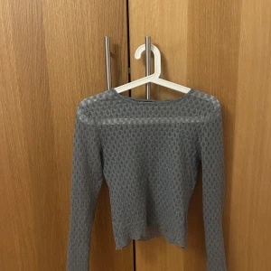 Grå långärmad topp - Snygg grå långärmad topp med ett diskret mönster. Perfekt för lager-på-lager eller som den är. Passar till både jeans och kjol.