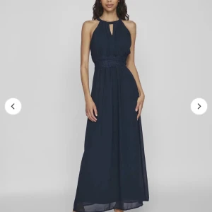 Mörkblå balklänning med spetsdetaljer - Jättefin mörkblå långklänning med spetsdetaljer i midjan. Storlek 36, men som passar 38 oxå. Ny skick!!