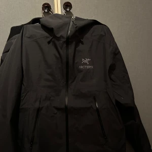 Arcteryx jacka  - Säljer min svarta ARXTERYX BETA LT jacka då den inte kommit till användning samt för liten. Storlek M och i nytt skick. 