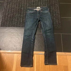 Acne Jeans - Mörkblåa jeans från acne studio storlek W29 L32. Väldigt bra skick.