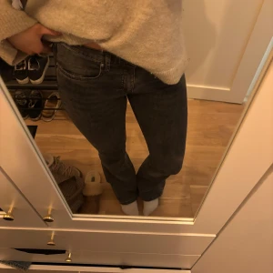 Svart/grå jeans - Fina utsvängda jeans från Ginatricot. Små slitningar längst ner annars fint skick.