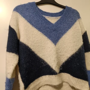 Stickad tröja, perfekt nu när det börjat bli kallt - Säljer denna, då den inte kommer till användning. Är använd, se skick på bilderna, dock tycker jag att den har mer att ge.  Står ingen storlek, men kanske strl M, oversize.  Blåa nyanser