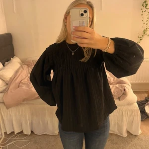 Snygg svart blus - Super snygg svart blus, passar både vardagligt och festligt☺️🪩Hör av dig vid frågor!! Nypris 600kr
