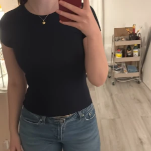 Mörkblå kortärmad topp - Mörkblå kortärmad topp med en tight passform. Soft tuch Från Gina i storlek xs. Aldrig använd, inga defekter eller liknanade 