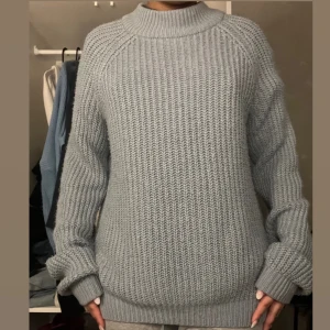 Stickad tröja från Vero Moda - Säljer en mysig stickad tröja från Vero Moda. Tröjan har en hög krage och långa ärmar med ribbade muddar. 