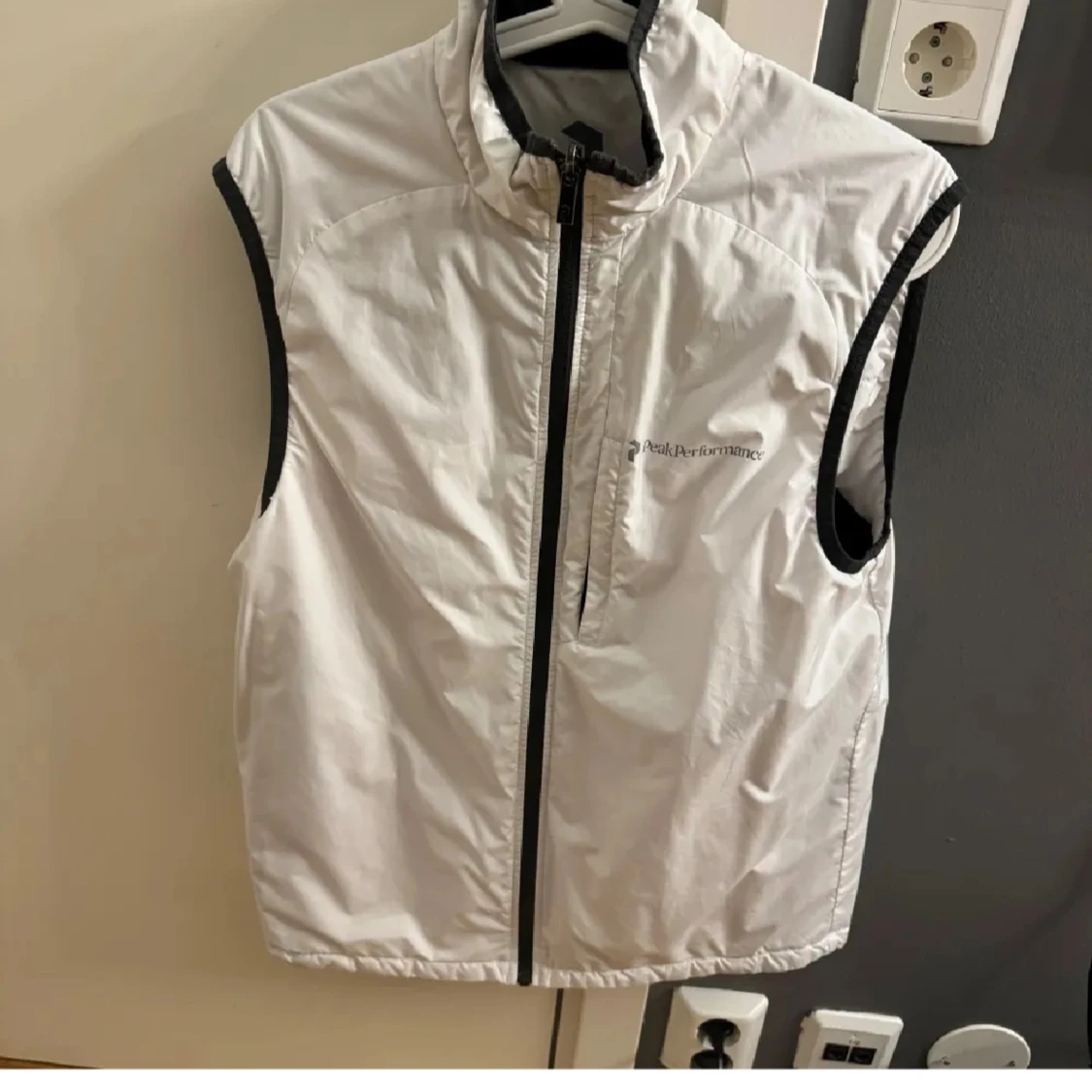 Svart och vit dunväst från Peak Performance - 90