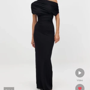 Svart offshoulder långklänning - Säljer en svart långklänning med offshoulder. Klänningen har en slits på sidan. Lappen är kvar.