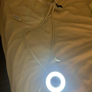 Selfie ring  - En selfie ring med 3 olika ljus. En vit, normalt och gult. Man kan sänka och höja ljusstyrkan!! Aldrig använd.