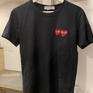 Svart t-shirt från Comme des Garçons Play - Säljer denna  svarta Cdg tröja pga för liten, inga defekter alls och är i storlek xs. Hör av er vid minsta fråga!