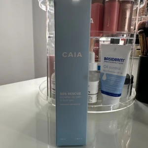 CAIA SOS Rescue Glowing Oil Mist - Säljer min oöppnade ”CAIA SOS Rescue Glowing Oil Mist” som jag fick i deras julkalender💕Jag säljer den eftersom att jag inte tror den kommer passa min hud! Den är helt oöppnad och ny!Orginalpris: 285kr💓