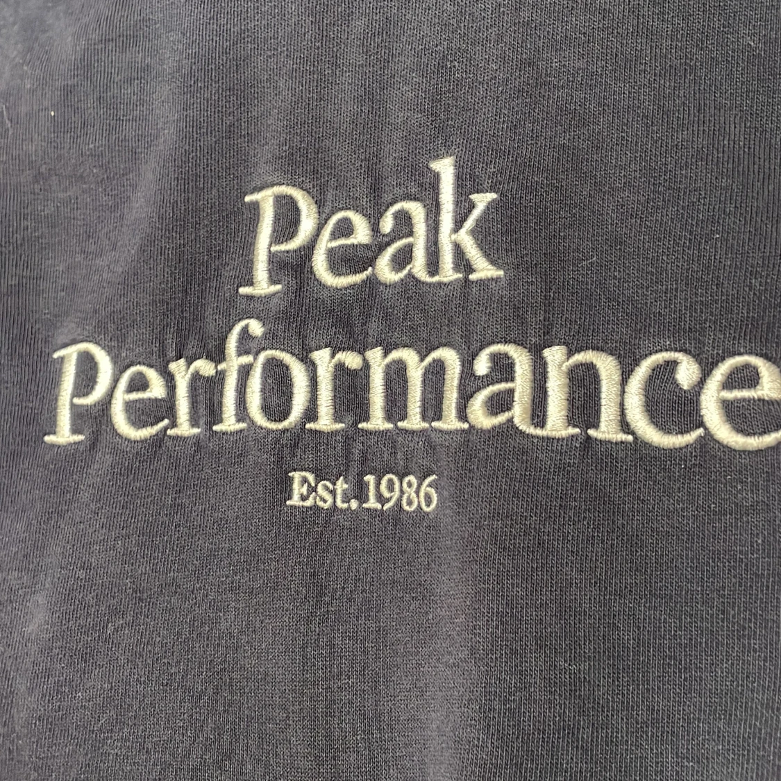 Mörkblå hoodie från Peak Performance - 91