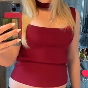 Vinröd zara topp - Snygg vinröd trendig topp från zara, jättefin till frstliga tillfällen💕