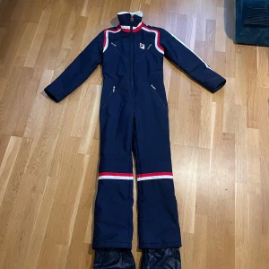 FILA - Mörkblå Overall - Bekväm, rörlig, mörkblå ovetall i fint skick. Står att det är storlek 36 men jag som använt den är storlek 38 och är 170cm lång. Inte jättetjock! 