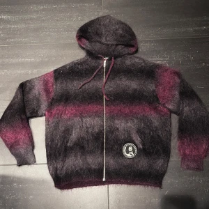 Supreme x hysteric glamour Mohair zip hoodie - DEADSTOCK, NEW. SMALL, kvitto finns från supreme. Billigaste just nu är min på Stockx/Goat för 680$