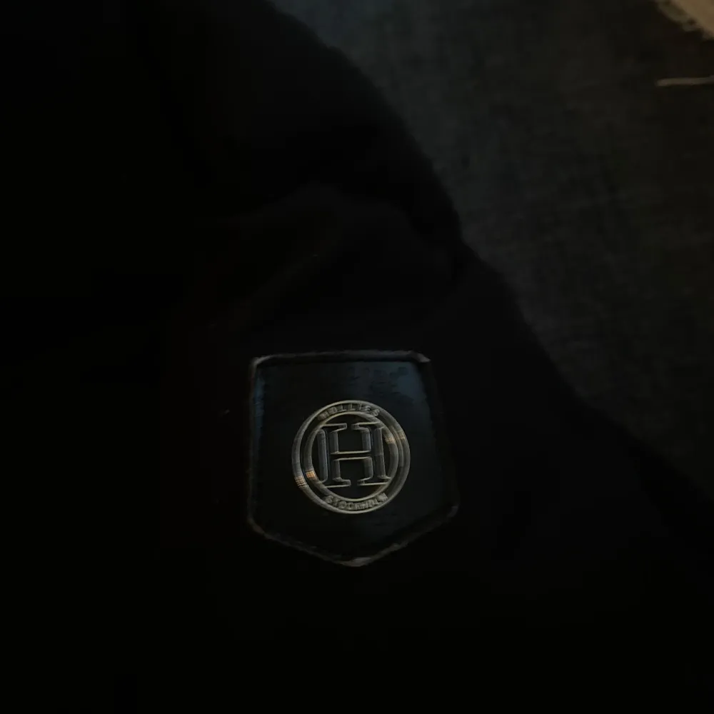En svart hollies jacka storlek 40 med bra skick, används inte längre där av säljer jag den, köpt för 36000kr och säljer den för 1600kr.. Takit.