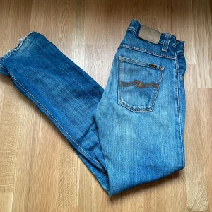 Nudie jeans  - Säljer ett par klassiska blå jeans från Nudie Jeans, modell Average Joe. De är tillverkade i 100% bomull och har en snygg tvättad look. Perfekta för en avslappnad stil. Vid frågor/mer bilder tveka inte att höra av dig♠️