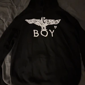 Svart hoodie från BOY London - Snygg svart hoodie från BOY London . Original price 1000kr 