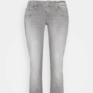 Grå bootcut jeans - Snygga grå bootcut jeans från Ltb. De har inga defekter då det enbart är använda 2/3 gånger. De är helt slutsålda därav priset! Hör av er vid eventuella frågor!💕