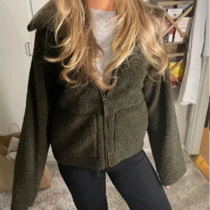 Grön teddy jacka - Oanvänd jacka strl xs som är slutsåld från hm, har dock inte prislappen kvar 💓💓 1 o 3 bilden lånade 2 o 4 bilden är egna💓