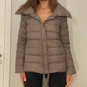 Beige dunjacka - Följ mig gärna då jag lägger upp liknande plagg 🌼Säljer denna super snygga mango jackan med hög krage. Den är i us S och Eu M men passar mig som bär S/XS. Utan skavanker eller fläckar. Skriv gärna om du har frågor eller köp direkt via köp nu så skickar jag dagen därpå❤️