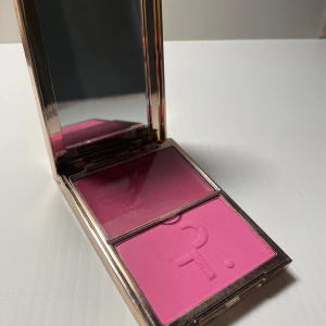 Rosa rouge från Patrick Ta i It’s Giving - Snyggt rosa rouge från Patrick Ta, finns ej i Sverige. Testad lite, se bilder