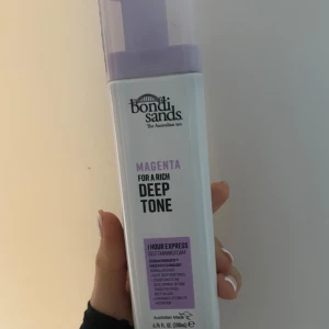 Bondi Sands Magenta Self-Tanning Foam - Bondi Sands 1 Hour Express Self-Tanning Foam i nyansen Magenta för en djup och rik ton. Enkel att applicera med en twist pump för att låsa upp. Perfekt för en snabb och jämn solbränna. Ca 85% kvar