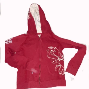 Hard rock café zipup  - En as cool hard rock café zipup som jag inte är 100 på om jag vill sälja! Den påminner lite om jordbubbslisa o passar perfekt nu till vintern o julen!