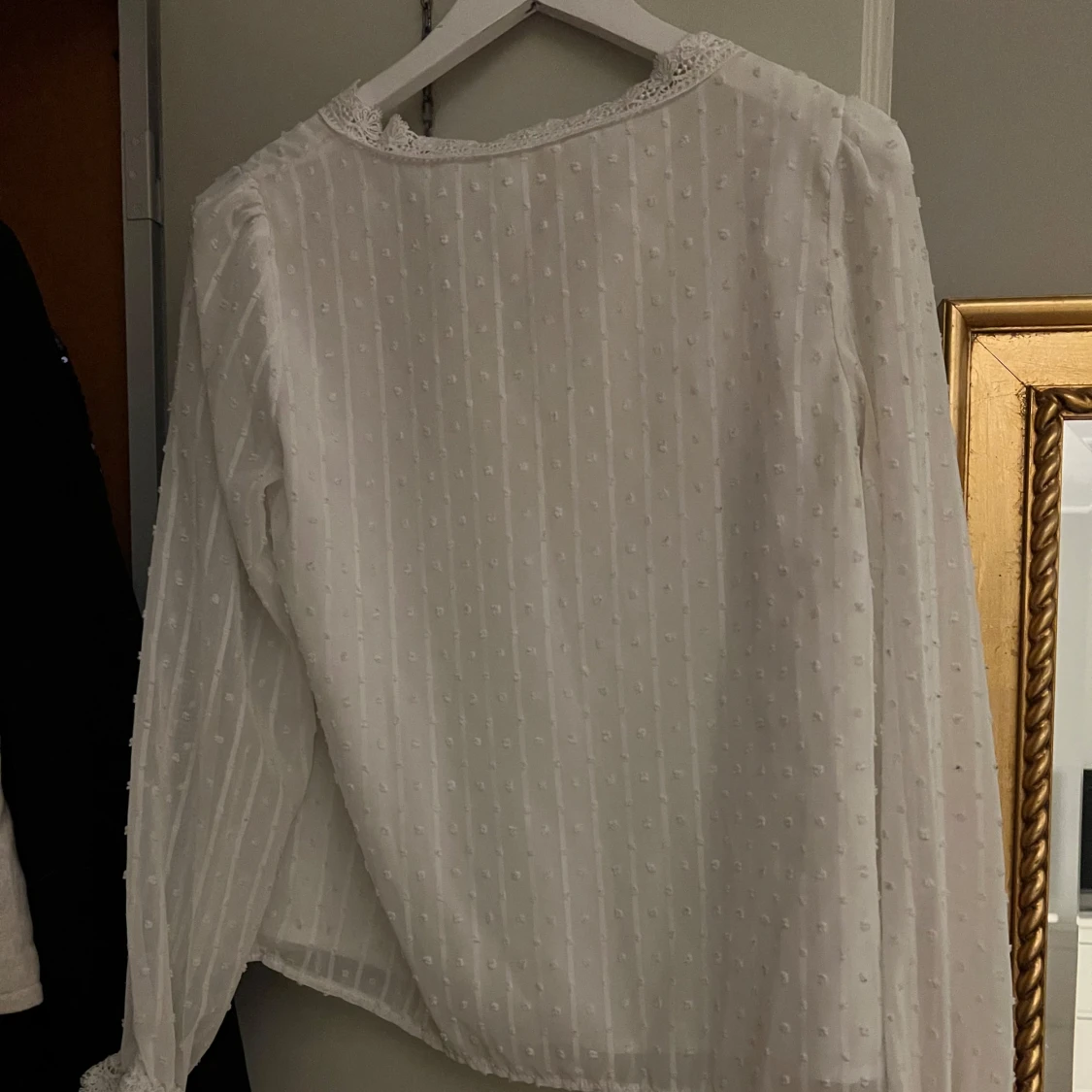 Vit blus med spets detaljer - 90