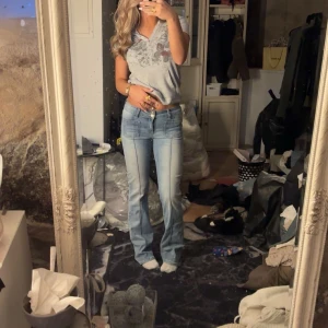 Blå jeans med bootcut - Snygga blå jeans med bootcut-stil från Madlady. De är lågmidjade och har en klassisk femficksdesign. Nypris 699