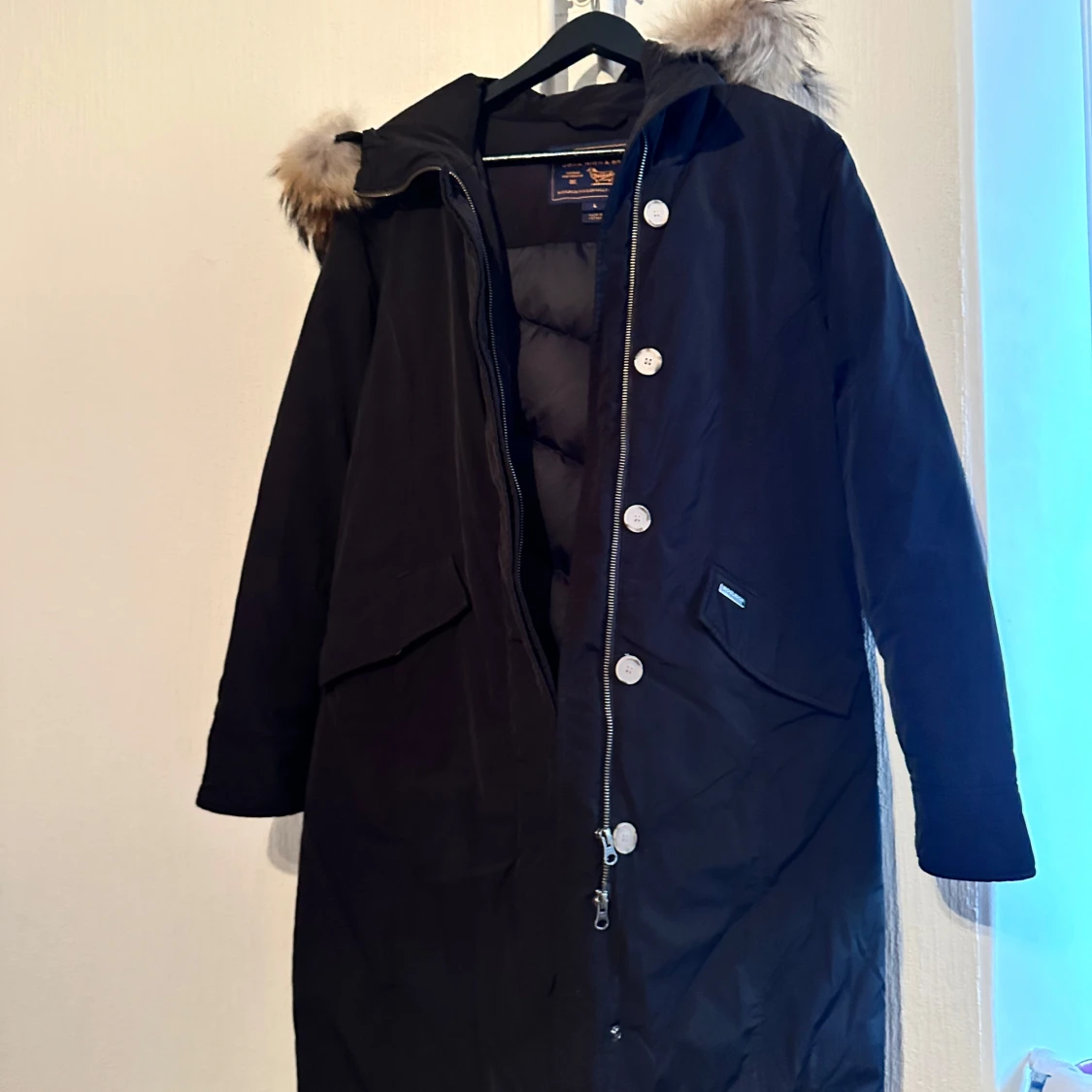 Svart parkajacka med pälsdetalj - 92