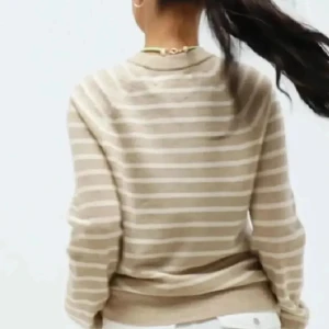 Kashmirtröja - Supergullig och stilren stickad tröja i 100% kashmir från samsøe samsøe! Fint skick, sparsamt använd. Köpt för ca 1500, säljer för 799!🫶