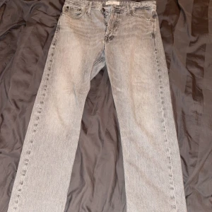 Grå jeans från Jack&jones - Säljer nu mina gråa jeans från Jack&Jones i storleken 30/30. Passar bra i längden mellan 170-180! Bra skick förutom ett litet jakk se bild 3 